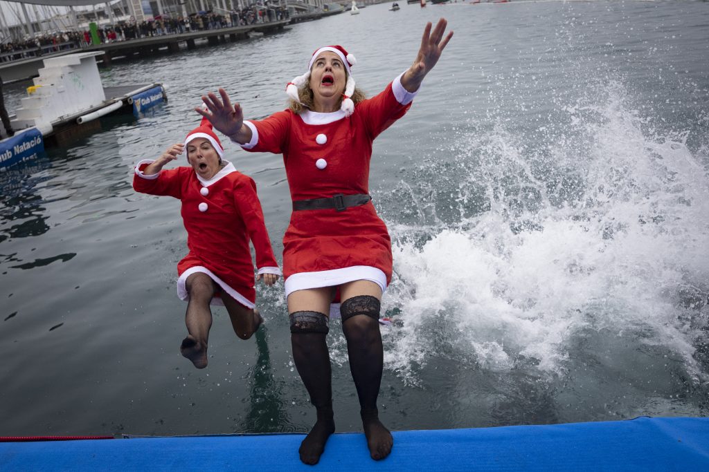 Κύπελλο Χριστουγέννων: Δεκάδες άνθρωποι συμμετείχαν στον παλαιότερο αγώνα κολύμβησης στην Ισπανία