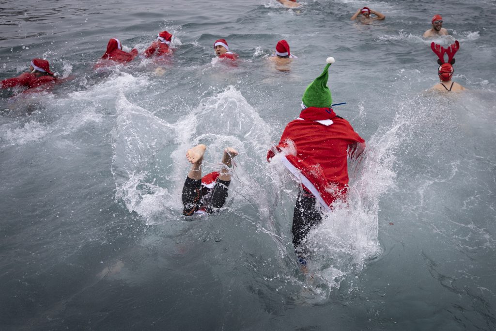 Κύπελλο Χριστουγέννων: Δεκάδες άνθρωποι συμμετείχαν στον παλαιότερο αγώνα κολύμβησης στην Ισπανία