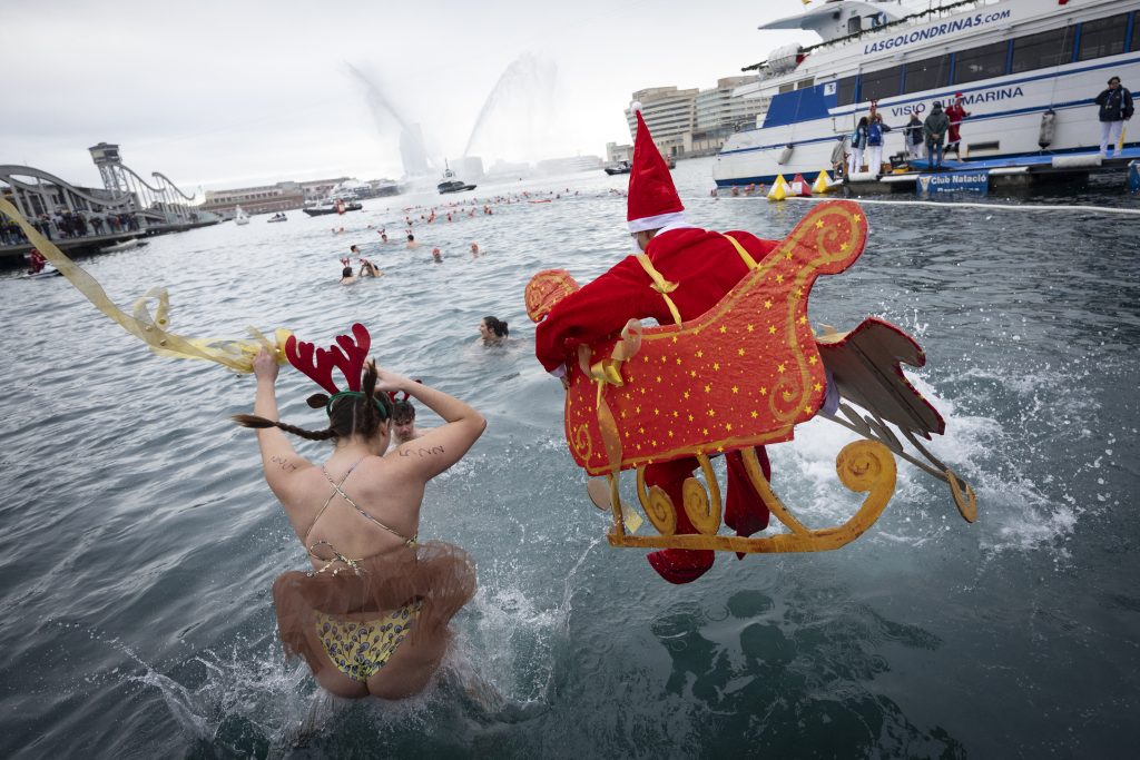 Κύπελλο Χριστουγέννων: Δεκάδες άνθρωποι συμμετείχαν στον παλαιότερο αγώνα κολύμβησης στην Ισπανία