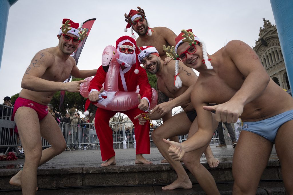Κύπελλο Χριστουγέννων: Δεκάδες άνθρωποι συμμετείχαν στον παλαιότερο αγώνα κολύμβησης στην Ισπανία