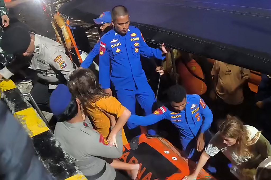 Ινδονησία: Αγνοείται τετραμελής οικογένεια από την Ισπανία μετά τη βύθιση τουριστικού πλοιαρίου