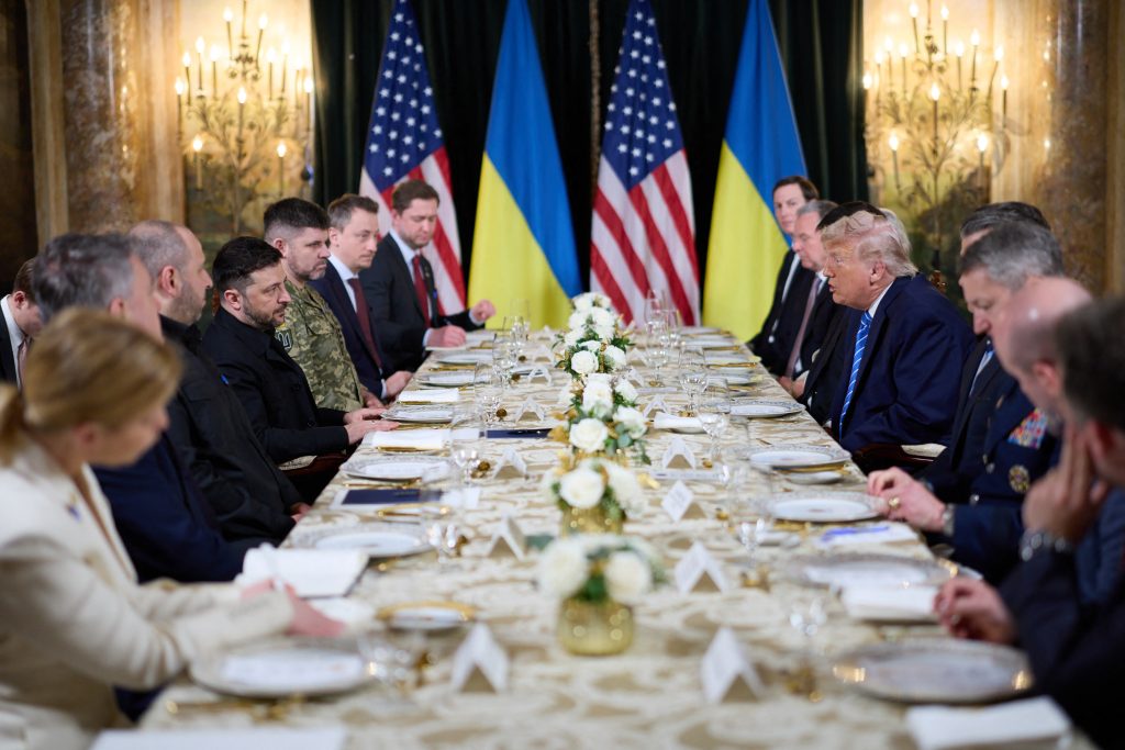 Live η συνάντηση Τραμπ με Ζελένσκι στη Φλόριντα – «Οι ειρηνευτικές συνομιλίες είναι σε τελικό στάδιο», είπε ο Αμερικανός πρόεδρος