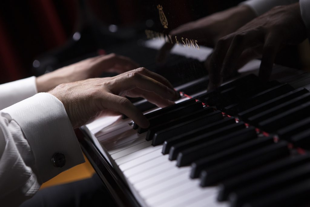 Αλέξανδρος Κυριακόπουλος: Ο νεαρός Έλληνας πιανίστας που χτίζει τη νίκη αθόρυβα στην άλλη άκρη του Ατλαντικού