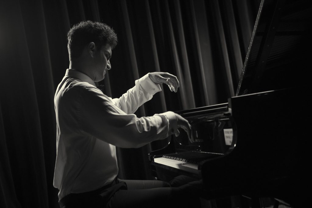Αλέξανδρος Κυριακόπουλος: Ο νεαρός Έλληνας πιανίστας που χτίζει τη νίκη αθόρυβα στην άλλη άκρη του Ατλαντικού