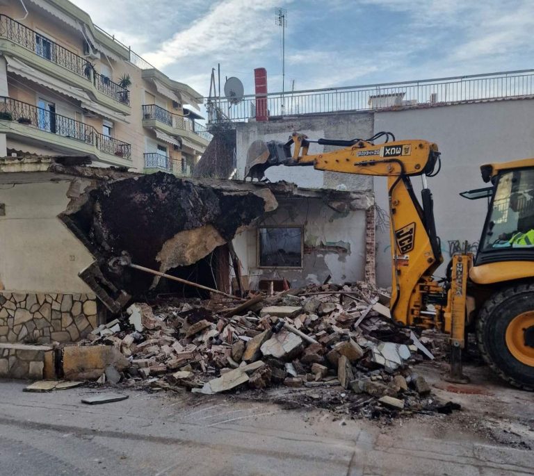 Θεσσαλονίκη: Συντονισμένη επιχείρηση κατεδάφισης ετοιμόρροπων κτιρίων σε Εύοσμο και Ελευθέριο-Κορδελιό