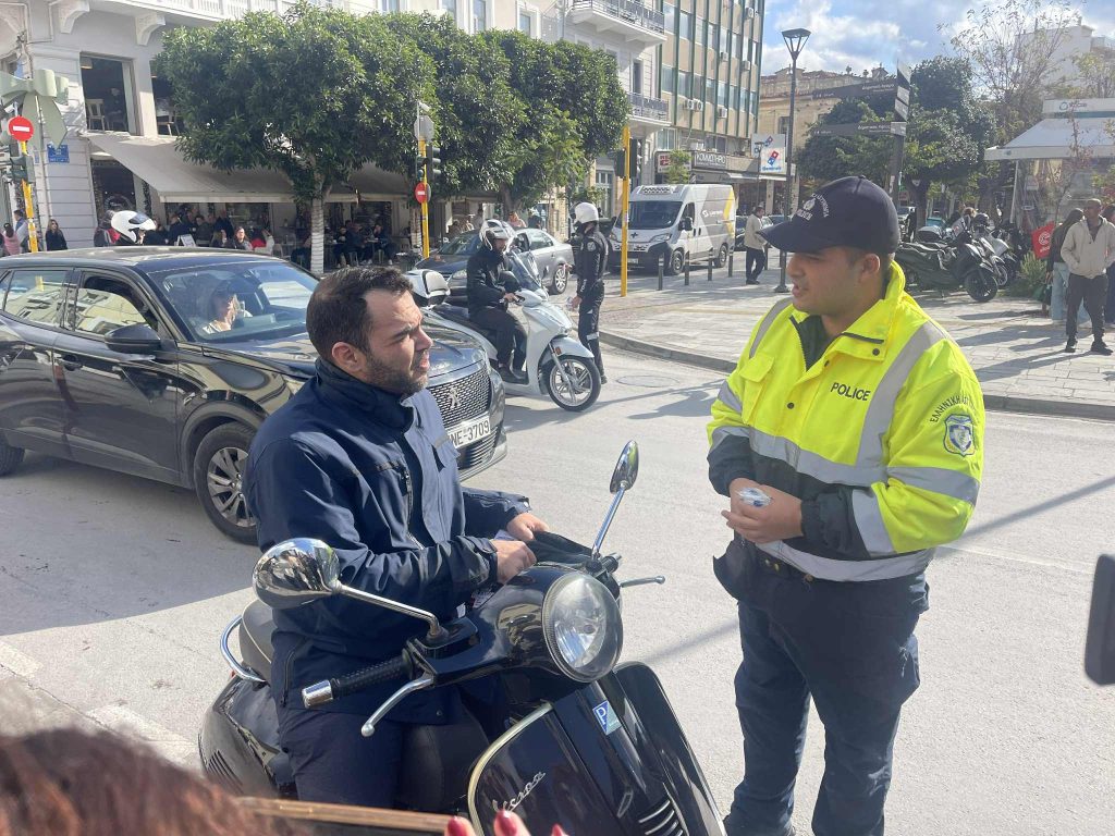 Χανιά: Κράνη και αλκοολόμετρα μοίρασε η ΕΛ.ΑΣ. σε οδηγούς – Αυξάνονται οι έλεγχοι ενόψει εορτών