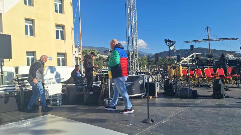 Απάντηση της προϊσταμένης Μάγδας Ηλιδάκη στον δήμαρχο Βόλου για τον έλεγχο στην εξέδρα της χριστουγεννιάτικης εκδήλωσης