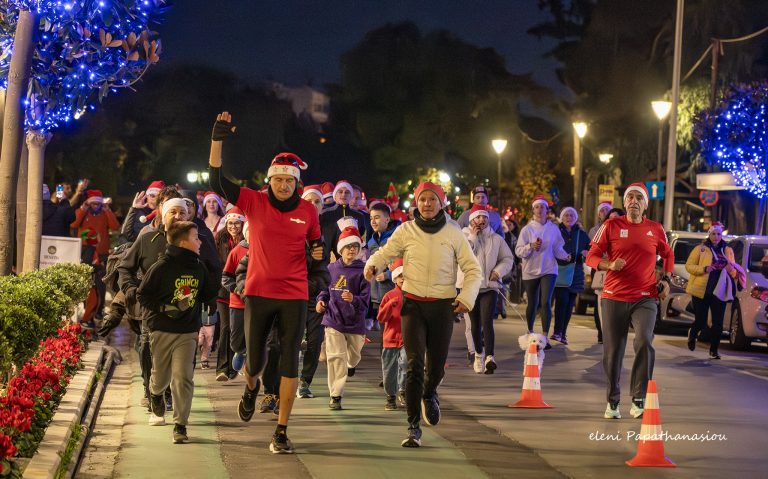 Γιορτινή ατμόσφαιρα στο 8ο Volos Santa Run στην παραλία του Βόλου