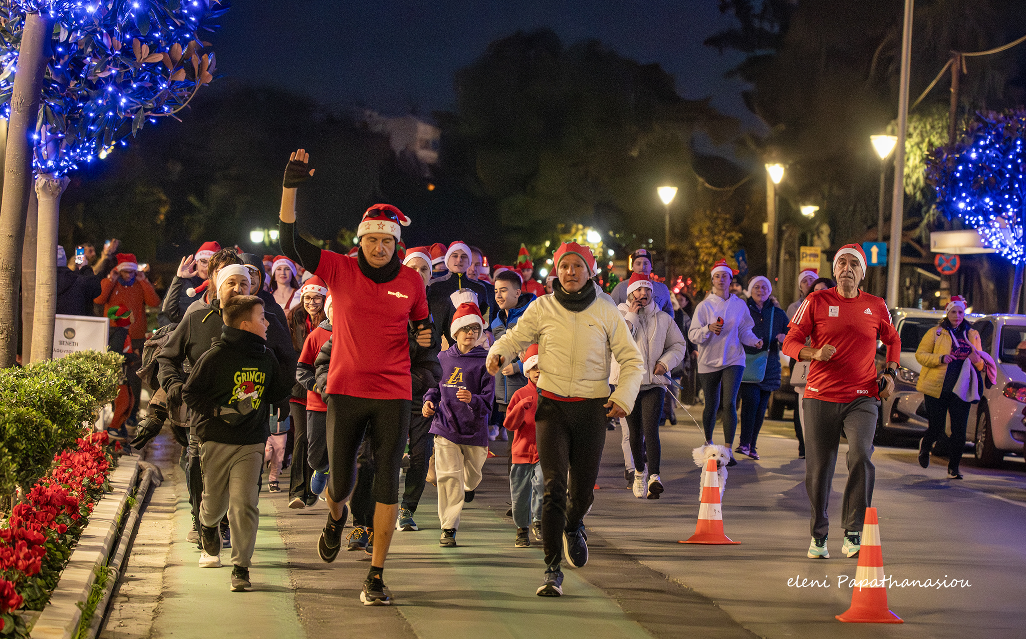 Γιορτινή ατμόσφαιρα στο 8ο Volos Santa Run στην παραλία του Βόλου