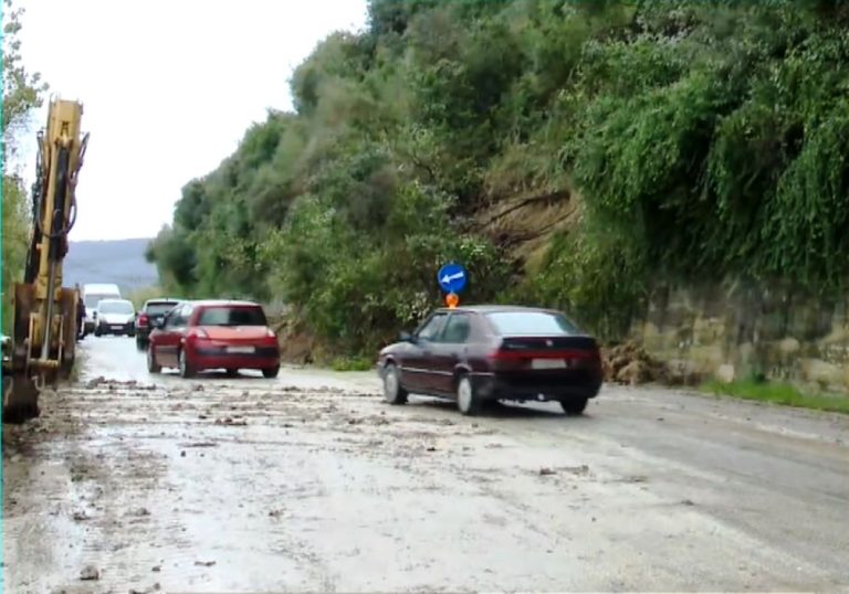 Συνεχίζονται οι κατολισθήσεις σε μια παραλία της Κέρκυρας