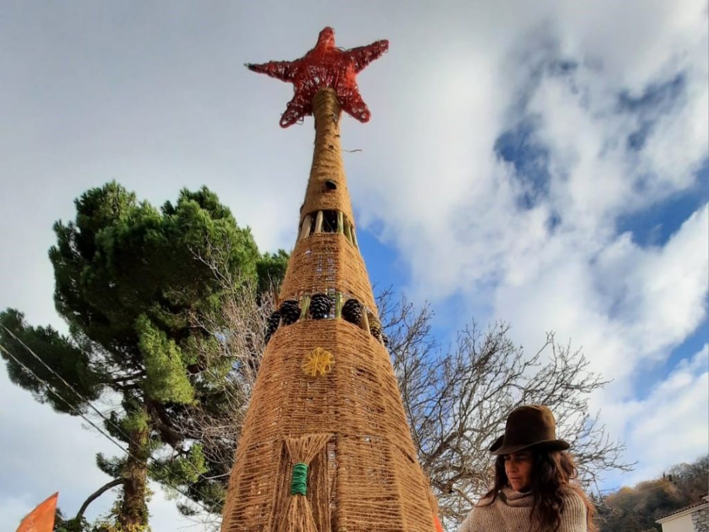 Το πρώτο πρωτότυπο, συλλογικό πλεκτό χριστουγεννιάτικο δένδρο στολίζει την Αγιάσο