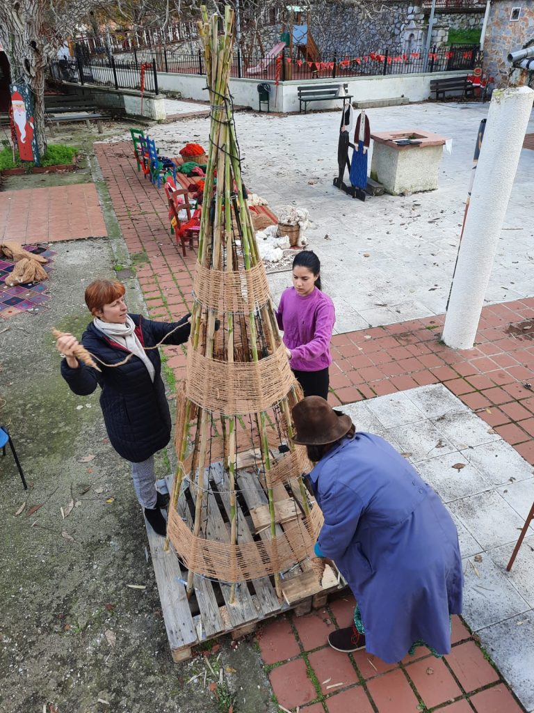 Το πρώτο πρωτότυπο, συλλογικό πλεκτό χριστουγεννιάτικο δένδρο στολίζει την Αγιάσο
