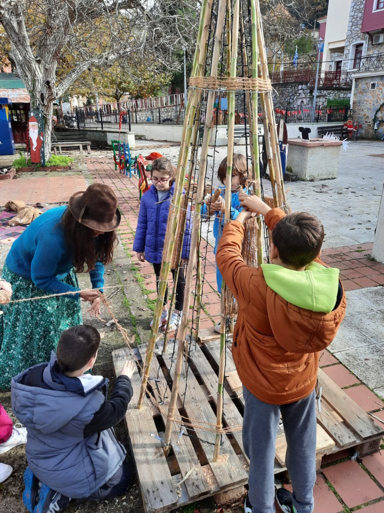 Το πρώτο πρωτότυπο, συλλογικό πλεκτό χριστουγεννιάτικο δένδρο στολίζει την Αγιάσο