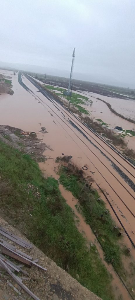 Κακοκαιρία Byron: Ποιοι δρόμοι είναι κλειστοί λόγω ζημιών – Τρένα: Διακοπή δρομολογίων στη Λάρισα, αμαξοστοιχία «εγκλωβισμένη» στο σταθμό