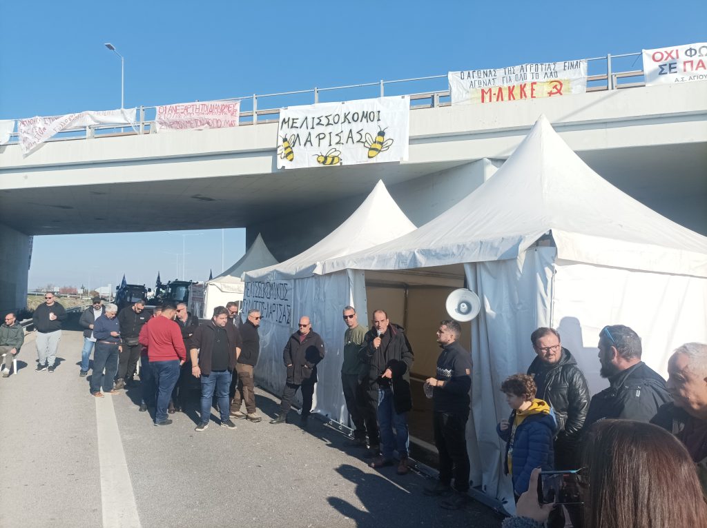 Νίκαια: Αμετακίνητοι οι αγρότες στα μπλόκα – «Στείλαμε τα αιτήματα περιμένουμε απαντήσεις για να πάμε σε διάλογο»