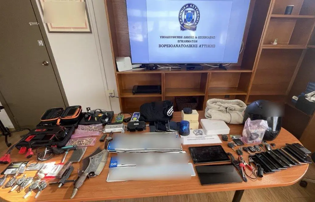 Χειροπέδες σε δύο για τη ληστεία στην Κηφισιά με λεία 180.000 ευρώ – Εικόνες από τη δράση τους