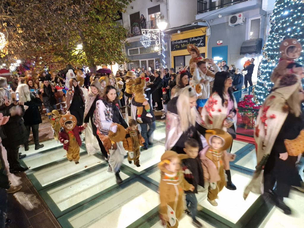 Πλήθος κόσμου στην χριστουγεννιάτικη παρέλαση του δήμου Ρήγα Φεραίου