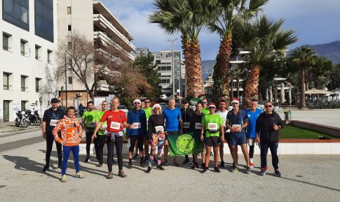 Γιορτινή ατμόσφαιρα στο 8ο Volos Santa Run στην παραλία του Βόλου