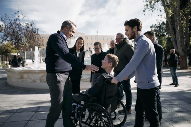 Στο Μετρό ο Πρωθυπουργός για τις νέες παροχές ΑμεΑ: Στοιχειώδης κίνηση αξιοπρέπειας απέναντι στους συμπολίτες μας η Κάρτα Αναπηρίας