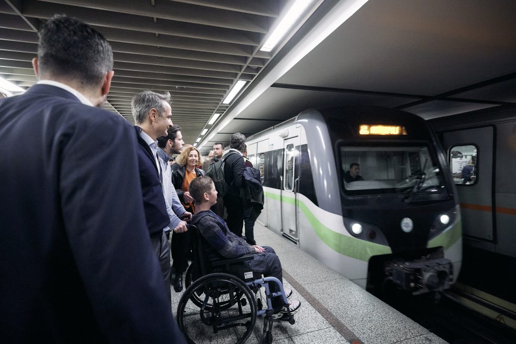 Στο Μετρό ο Πρωθυπουργός για τις νέες παροχές ΑμεΑ: Στοιχειώδης κίνηση αξιοπρέπειας απέναντι στους συμπολίτες μας η Κάρτα Αναπηρίας