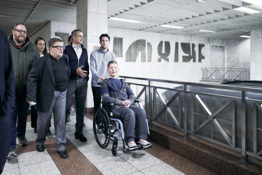 Στο Μετρό ο Πρωθυπουργός για τις νέες παροχές ΑμεΑ: Στοιχειώδης κίνηση αξιοπρέπειας απέναντι στους συμπολίτες μας η Κάρτα Αναπηρίας