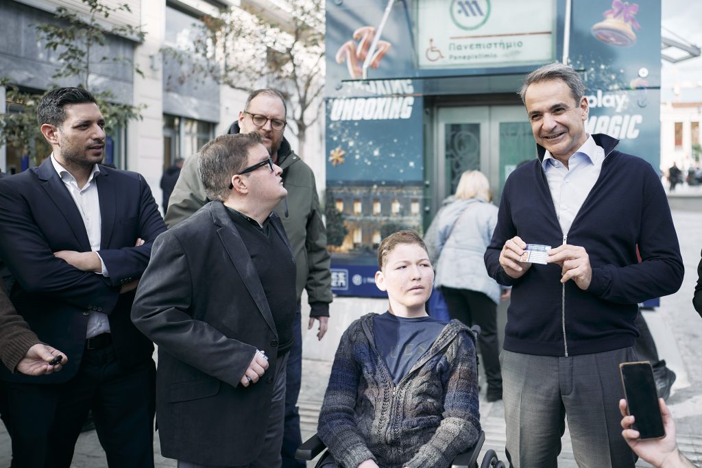 Στο Μετρό ο Πρωθυπουργός για τις νέες παροχές ΑμεΑ: Στοιχειώδης κίνηση αξιοπρέπειας απέναντι στους συμπολίτες μας η Κάρτα Αναπηρίας