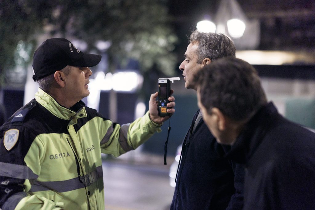 Κ. Μητσοτάκης: Επισκέφθηκε μπλόκο για αλκοτέστ μαζί με τον Μ. Χρυσοχοΐδη – «Εδώ στην κυριολεξία σώζουμε ζωές»