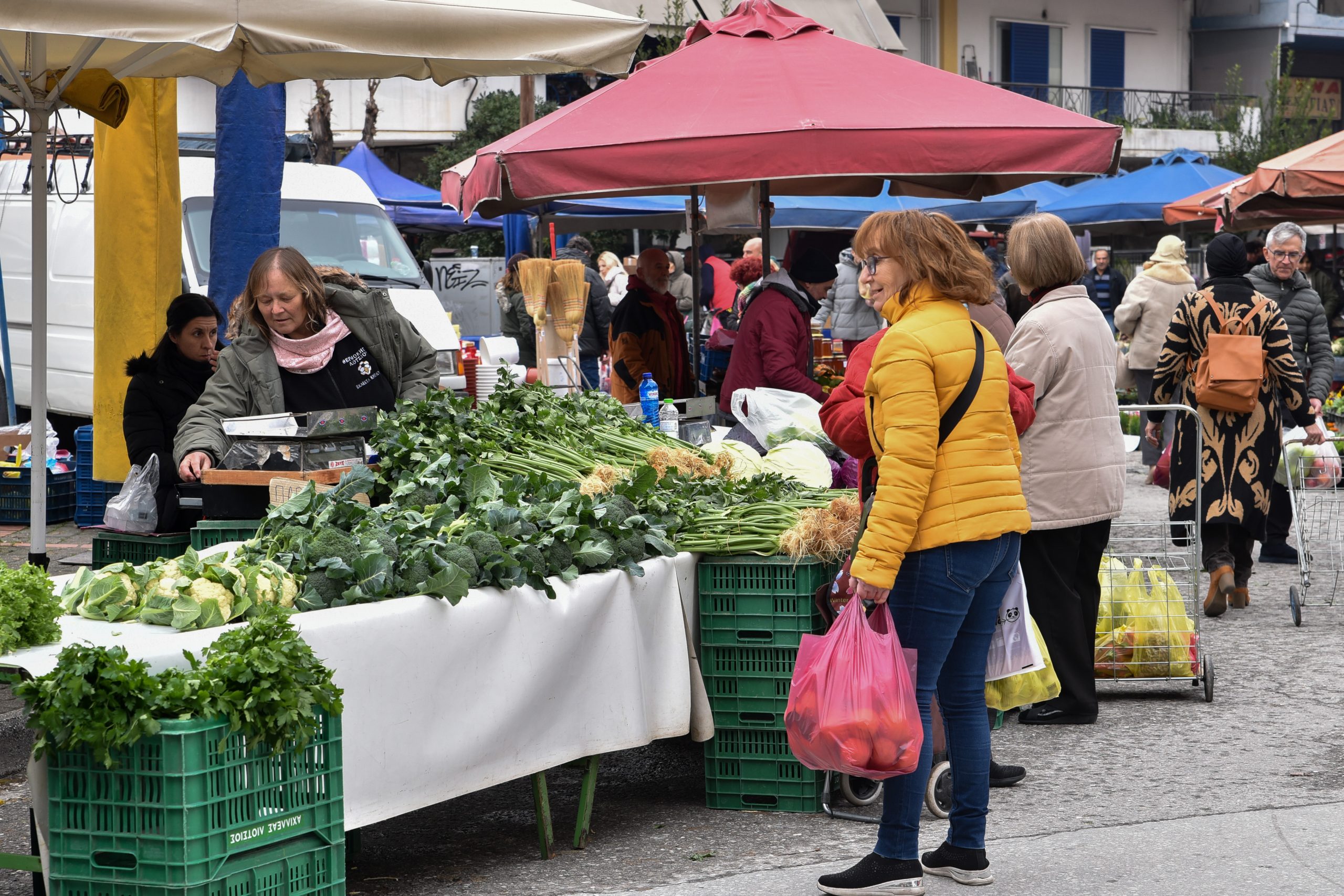 Η ακρίβεια δεν έχει σχέση με τον πάγκο της λαϊκής αγοράς, λένε οι παραγωγοί