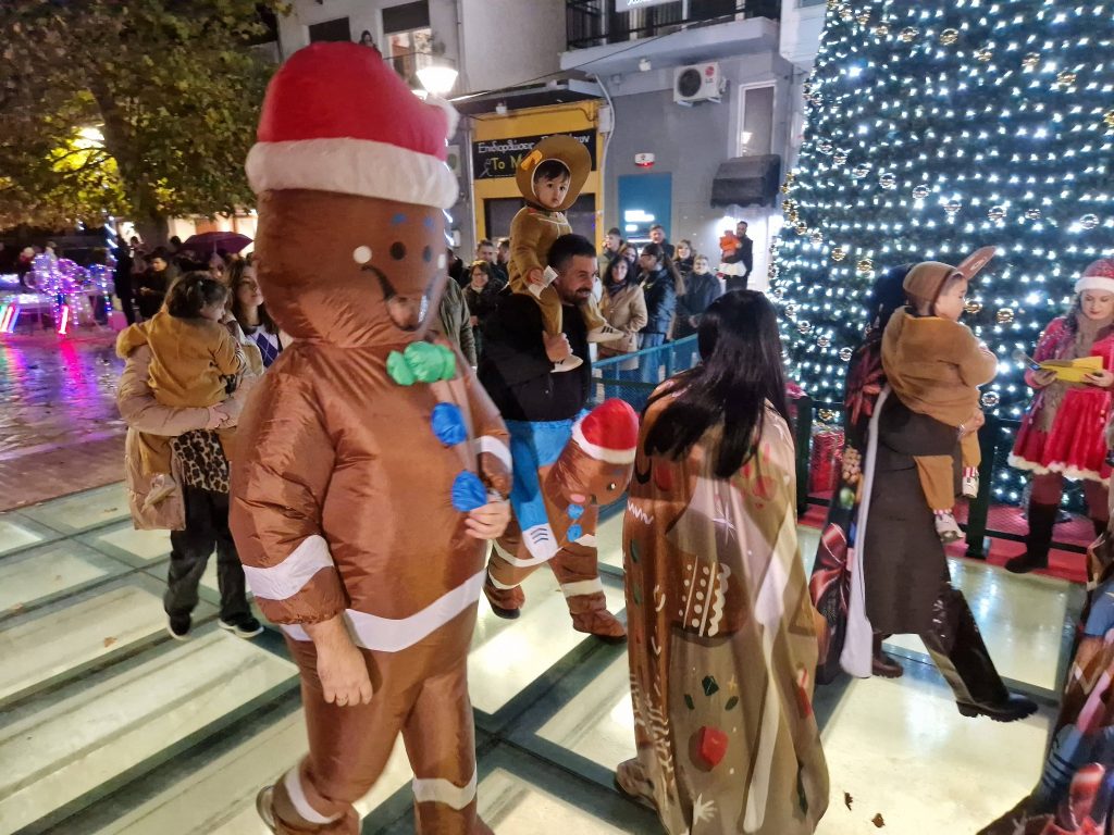 Πλήθος κόσμου στην χριστουγεννιάτικη παρέλαση του δήμου Ρήγα Φεραίου