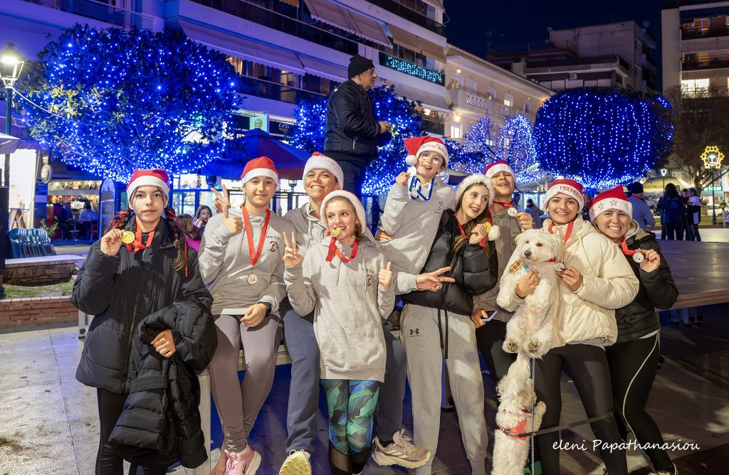 Γιορτινή ατμόσφαιρα στο 8ο Volos Santa Run στην παραλία του Βόλου