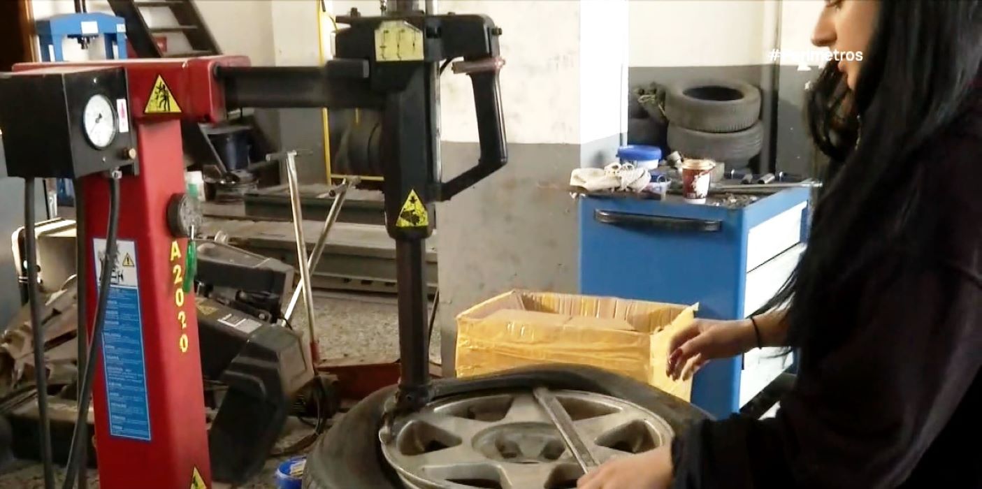 Νεαρή γυναίκα λειτουργεί επιχείρηση βουλκανιζατέρ