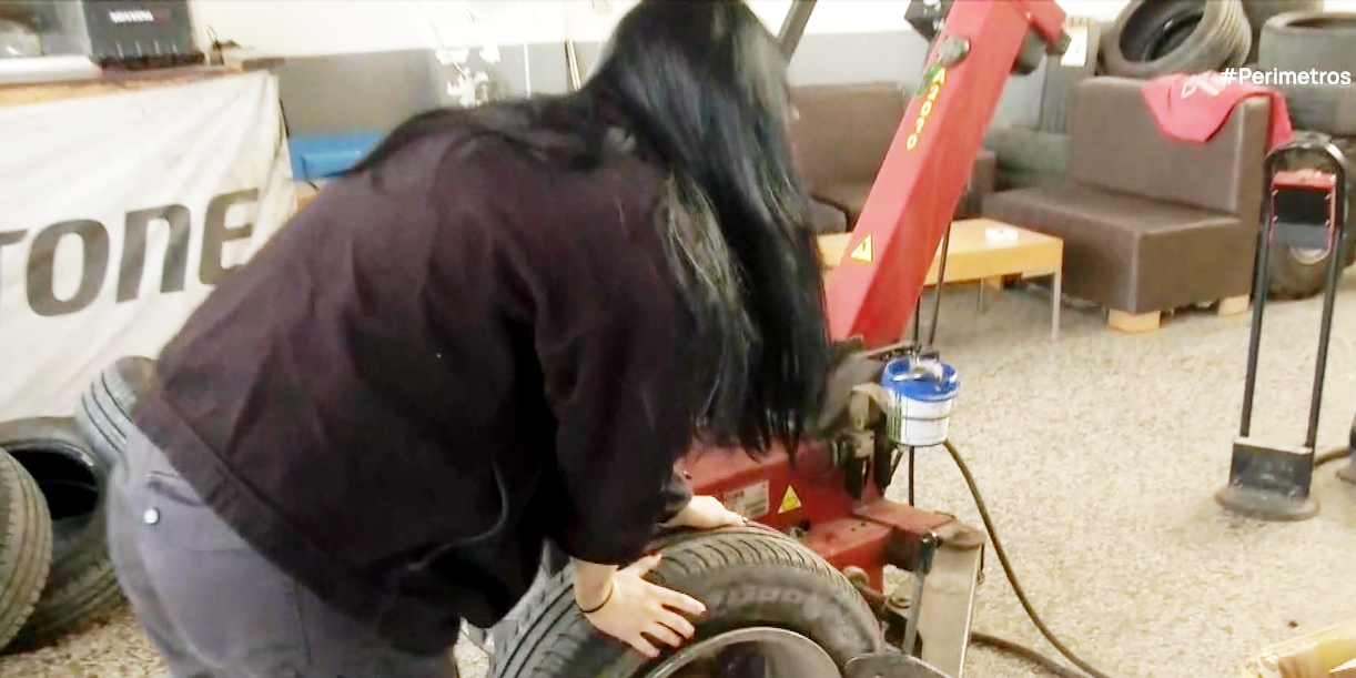 Νεαρή γυναίκα λειτουργεί επιχείρηση βουλκανιζατέρ