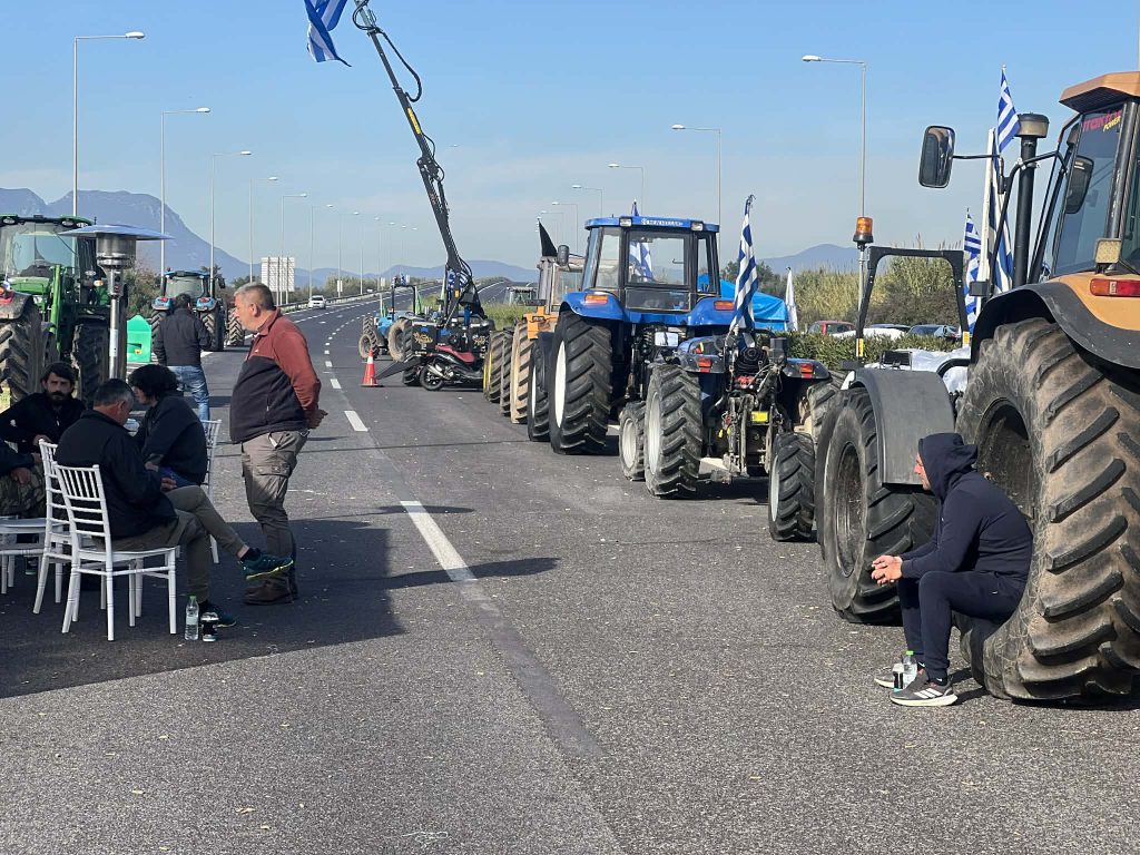 Επ’ αόριστον στους δρόμους οι αγρότες της Μεσσηνίας – Μήνυση κατά παντός υπευθύνου για τις ζημιές στην ελαιοπαραγωγή
