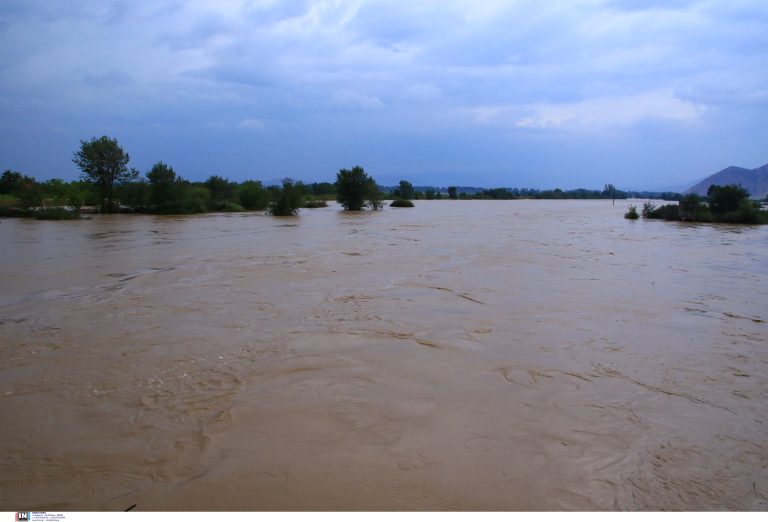 Κακοκαιρία Byron: Μήνυμα από το 112 στο χωριό Υπέρεια Φαρσάλων λόγω υπερχείλισης του ποταμού Ενιπέα