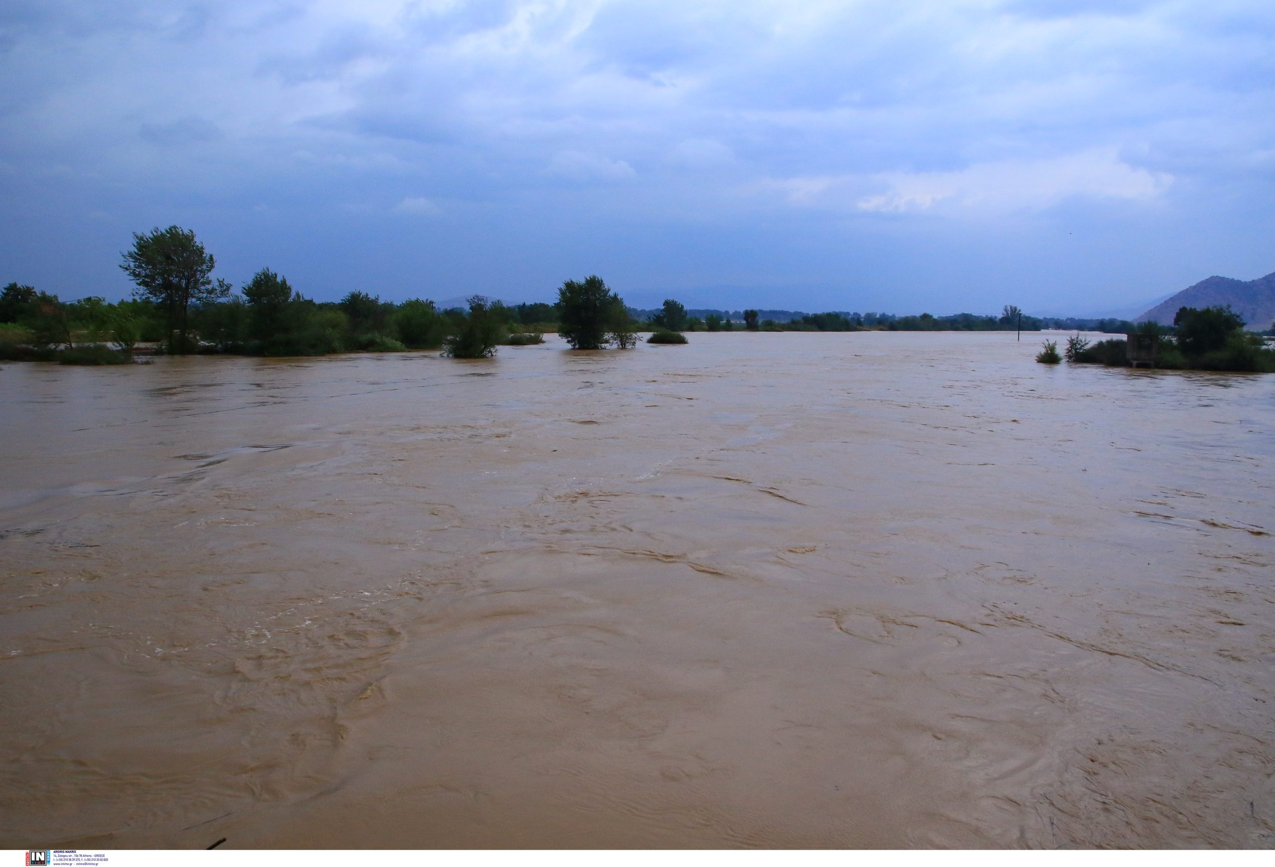 Κακοκαιρία Byron: Μήνυμα από το 112 στο χωριό Υπέρεια Φαρσάλων λόγω υπερχείλισης του ποταμού Ενιπέα