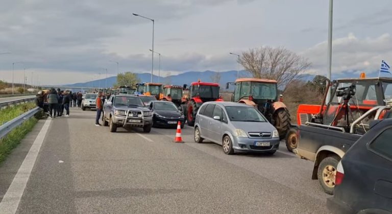Ξάνθη: Αγρότες έκλεισαν την Εγνατία Οδό στο ρεύμα προς Κομοτηνή