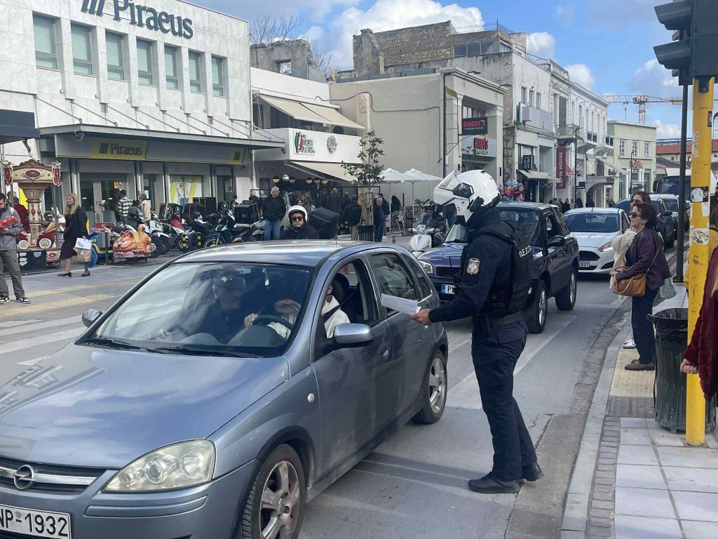 Χανιά: Κράνη και αλκοολόμετρα μοίρασε η ΕΛ.ΑΣ. σε οδηγούς – Αυξάνονται οι έλεγχοι ενόψει εορτών
