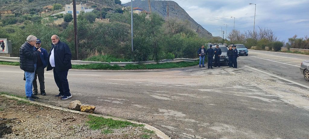 Κλιμακώνουν τις κινητοποιήσεις τους οι αγρότες και στα Χανιά – Στήθηκε το πρώτο μπλόκο