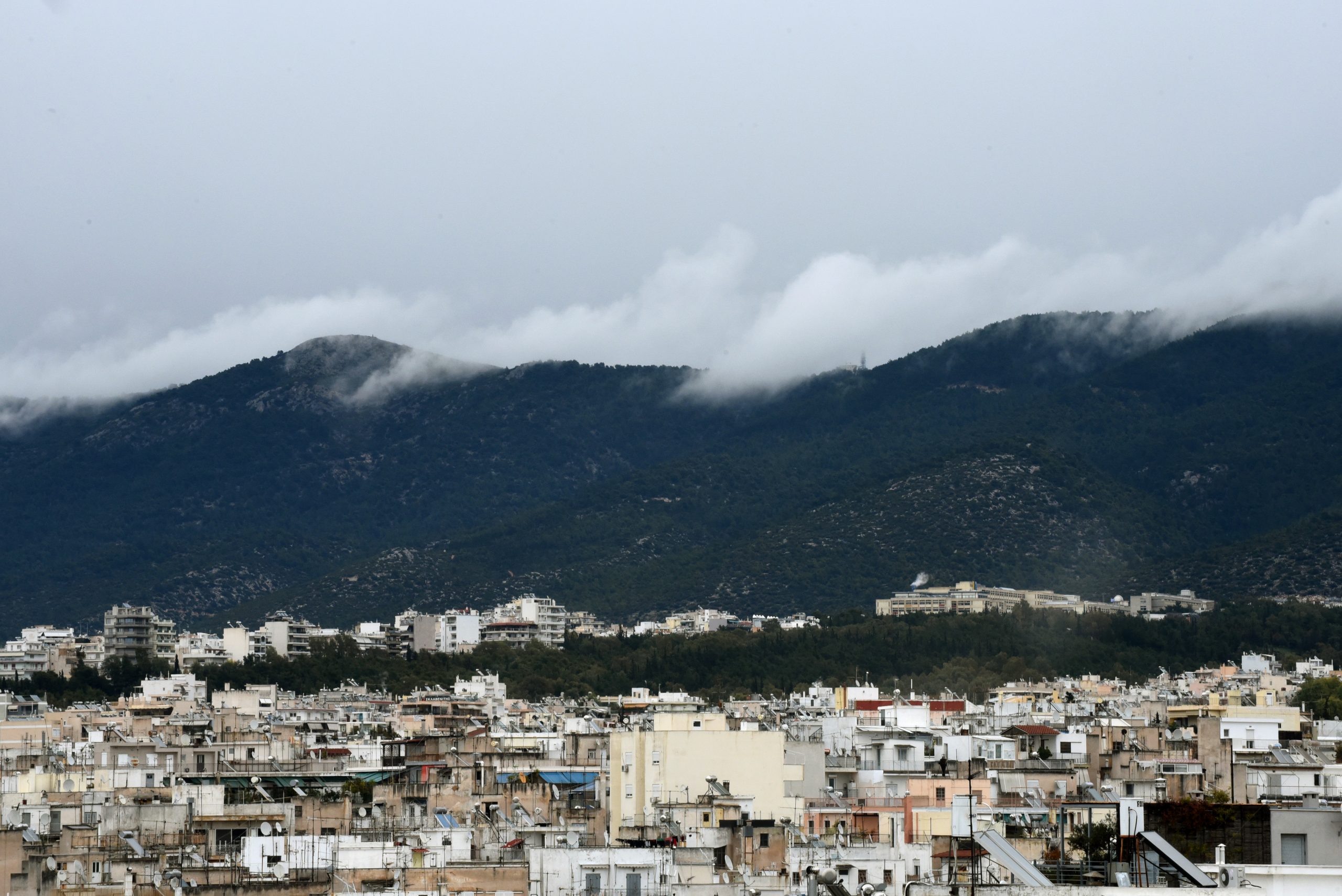Καιρός: Αραιές νεφώσεις, τοπικές βροχές στα δυτικά – Σποραδικές καταιγίδες στο Ιόνιο από το μεσημέρι