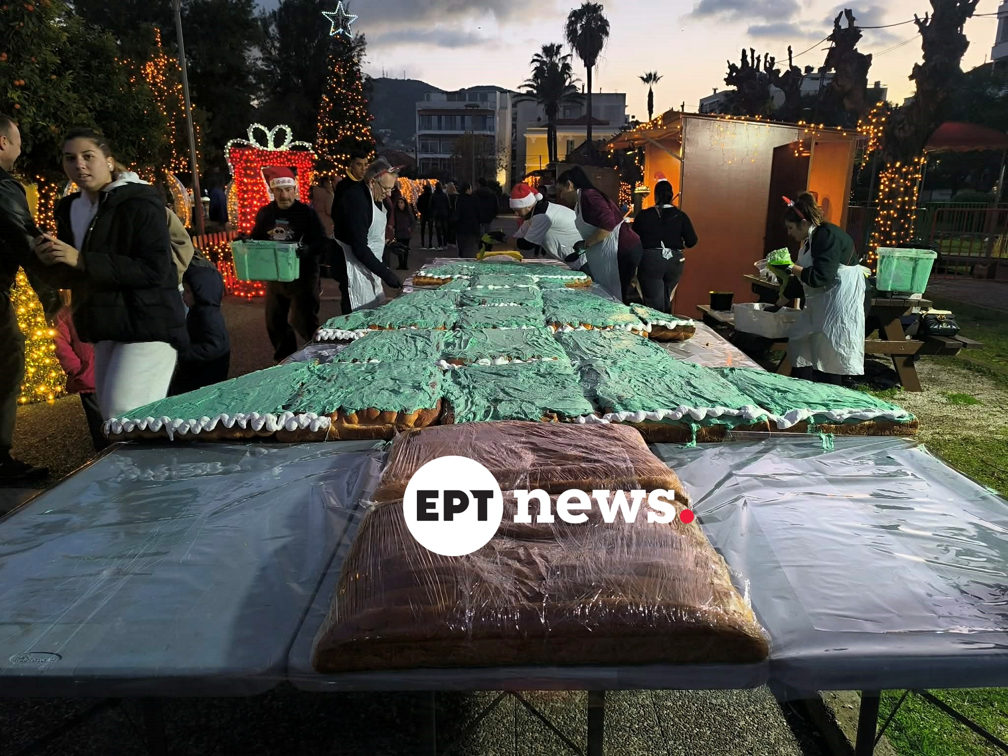 Χριστουγεννιάτικο δέντρο από τσουρέκια, βάρους 100 κιλών και ύψους 7 μέτρων ενθουσίασε μικρούς και μεγάλους στη Μυτιλήνη