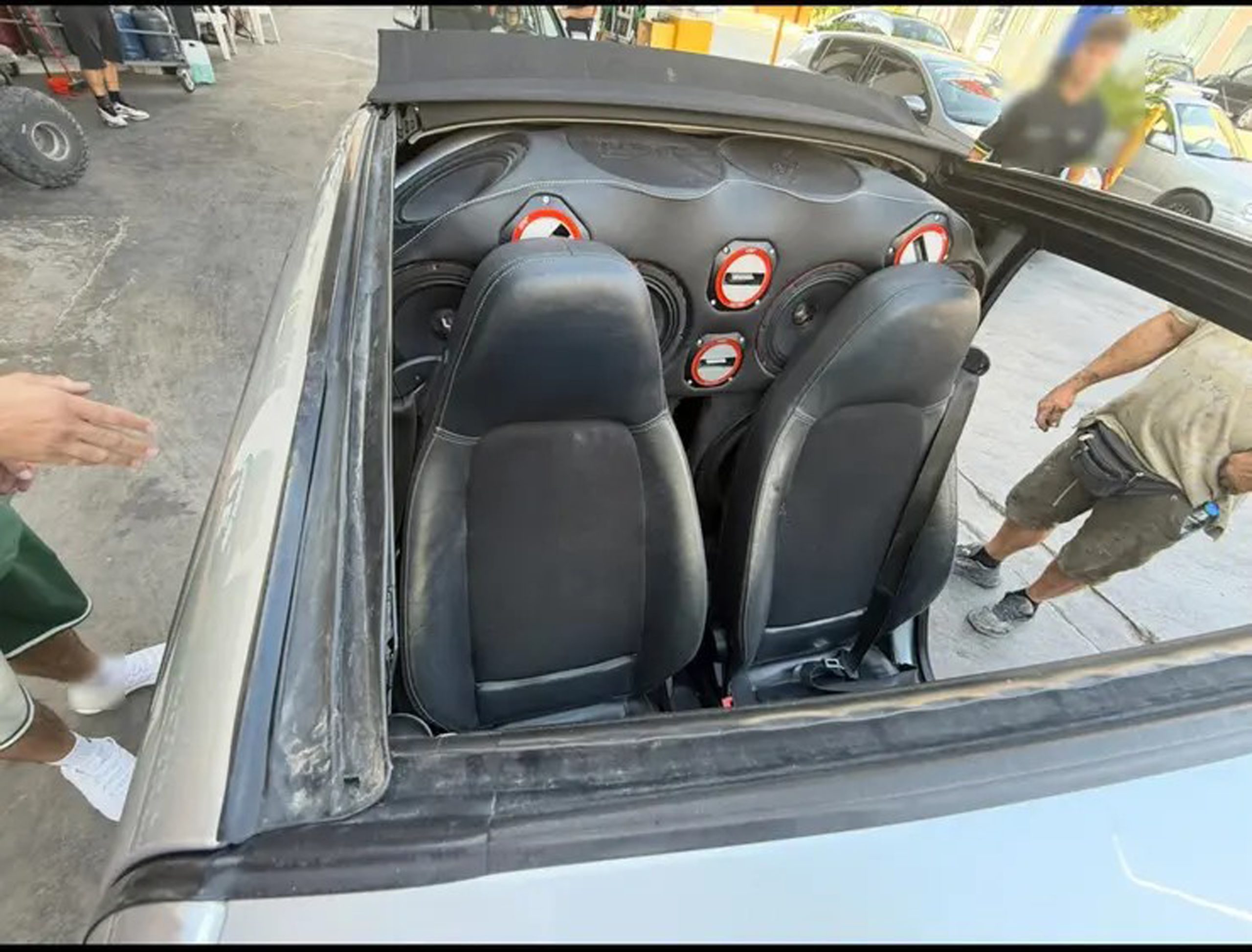 Αναζητείται ο 16χρονος που κλείδωσε τη 2χρονη ανιψιά του στο αυτοκίνητο για να ξεφύγει από τους αστυνομικούς στα Άνω Λιόσια