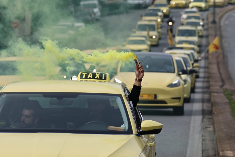 Με κλιμάκωση των κινητοποιήσεων προειδοποιούν οι οδηγοί ταξί – Αντίσκηνα και καπνογόνα έξω από το υπουργείο Μεταφορών