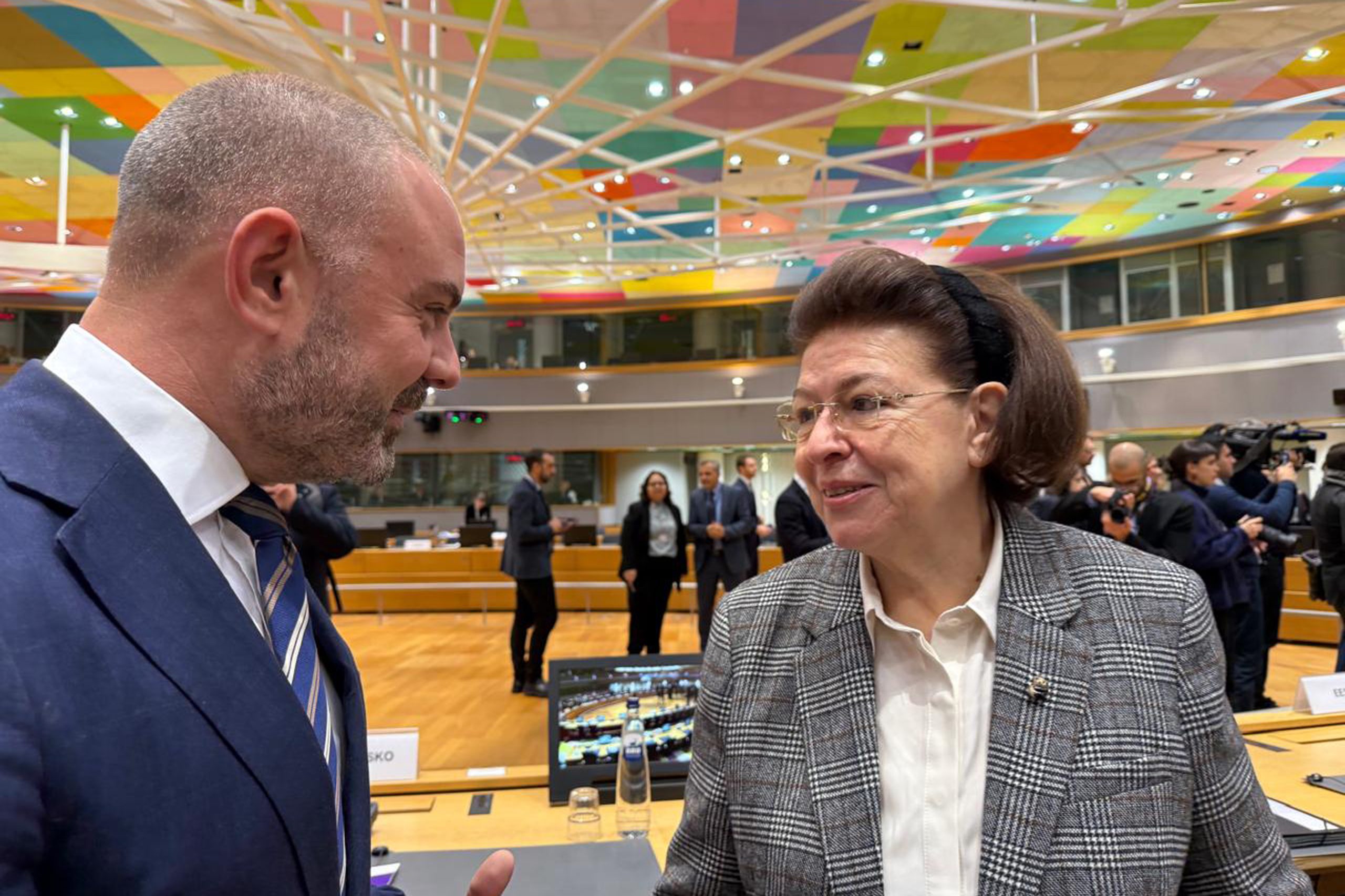 Ç ÕÐÏÕÑÃÏÓ ÐÏËÉÔÉÓÌÏÕ ËÉÍÁ ÌÅÍÄÙÍÇ ÓÔÏ ÓÕÌÂÏÕËÉÏ ÕÐÏÕÑÃÙÍ ÐÏËÉÔÉÓÌÏÕ ÔÇÓ ÅÅ