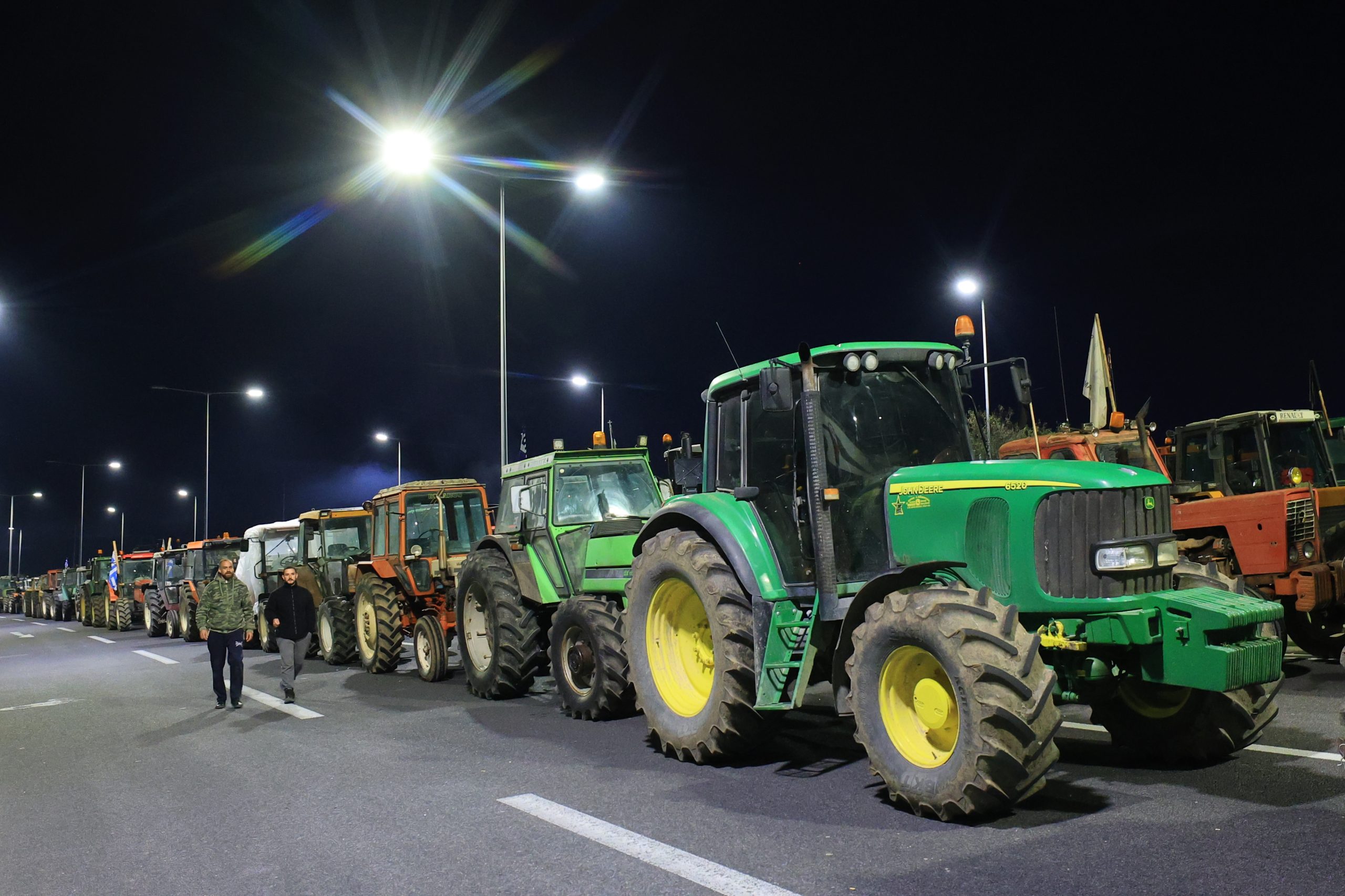«Απαιτούμε λύσεις»: Αμετακίνητοι παραμένουν οι αγρότες – Ενισχύονται διαρκώς τα μπλόκα στις εθνικές οδούς