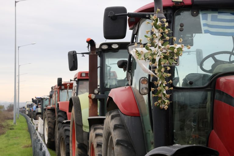Παραμένουν στα μπλόκα και κλιμακώνουν τις κινητοποιήσεις οι αγρότες – Χιλιάδες τρακτέρ στους δρόμους