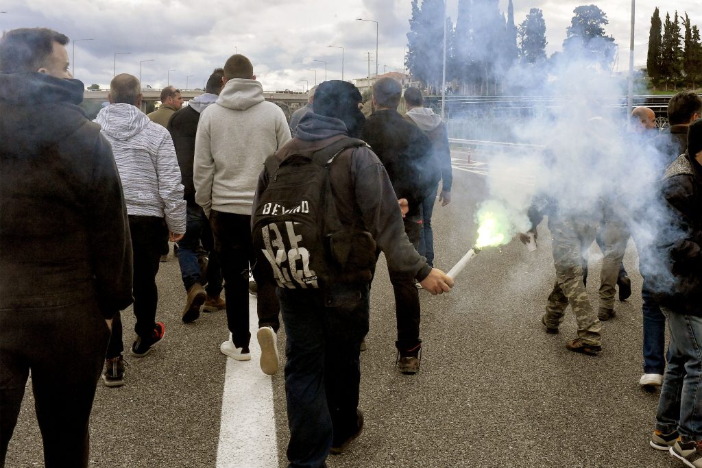 Παραμένουν στα μπλόκα και κλιμακώνουν τις κινητοποιήσεις οι αγρότες – Χιλιάδες τρακτέρ στους δρόμους