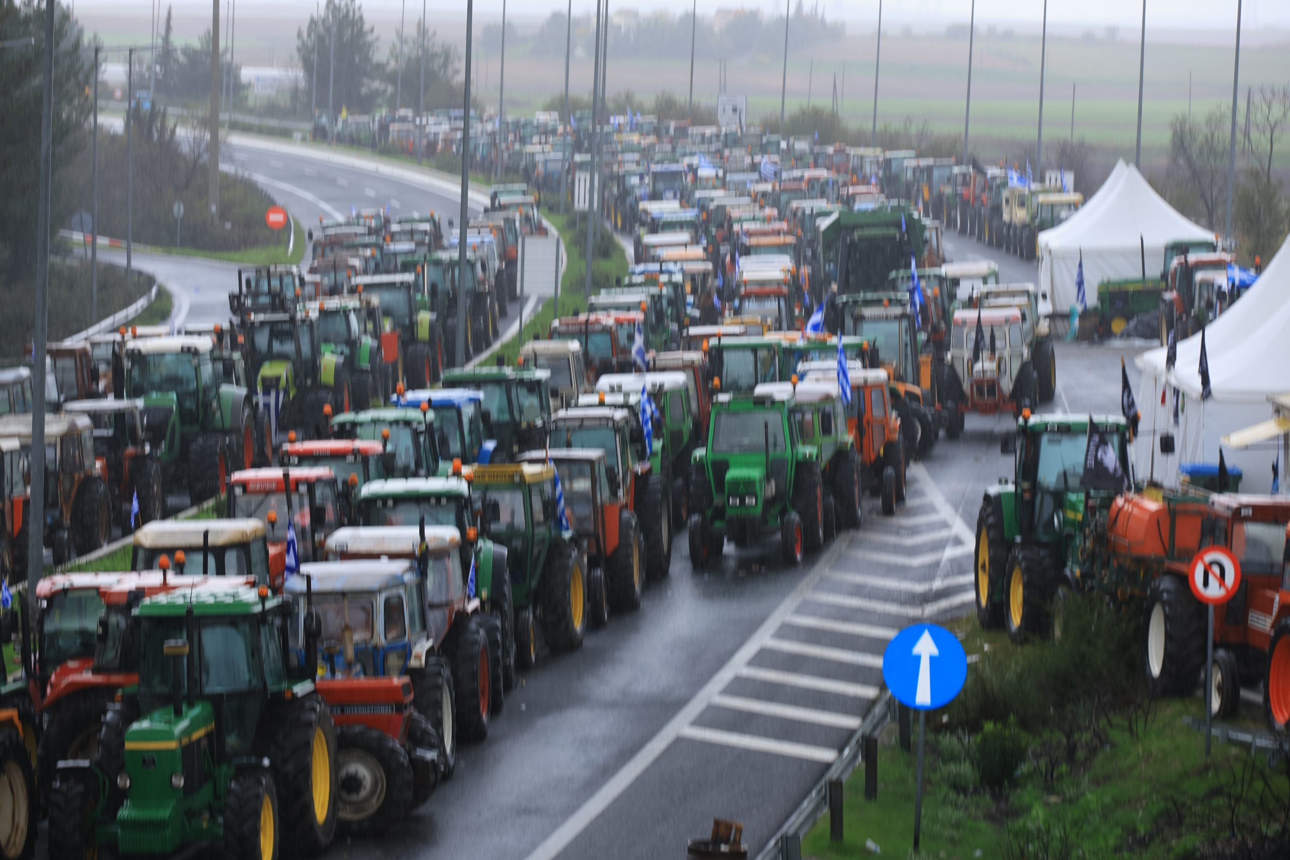 Αμετακίνητοι στους δρόμους οι αγρότες – Σχεδιάζουν μπλόκα μέχρι και τις γιορτές