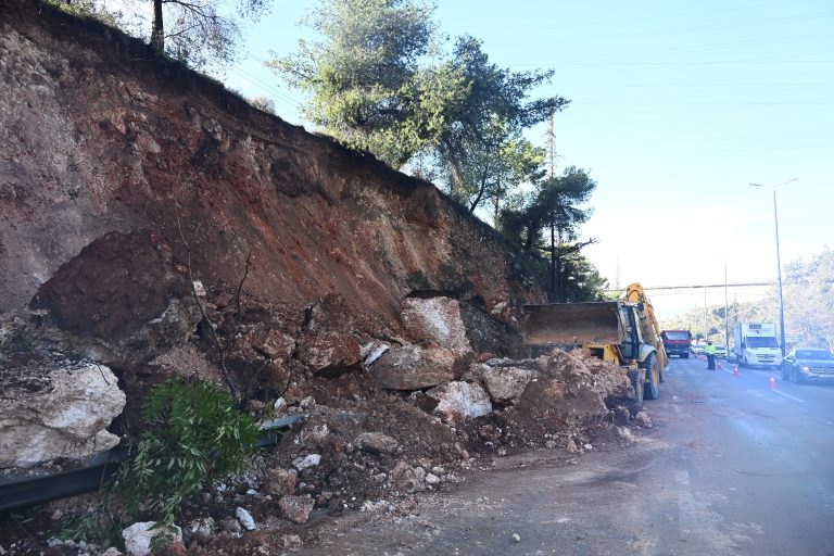 Κακοκαιρία Byron: Ποιοι δρόμοι είναι κλειστοί λόγω ζημιών – Τρένα: Διακοπή δρομολογίων στη Λάρισα, αμαξοστοιχία «εγκλωβισμένη» στο σταθμό