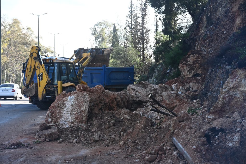 Σαρωτικό το πέρασμα της κακοκαιρίας στην Αττική – Εικόνες καταστροφής μετά την υπερχείλιση παραπόταμου του Ενιπέα στη Λάρισα