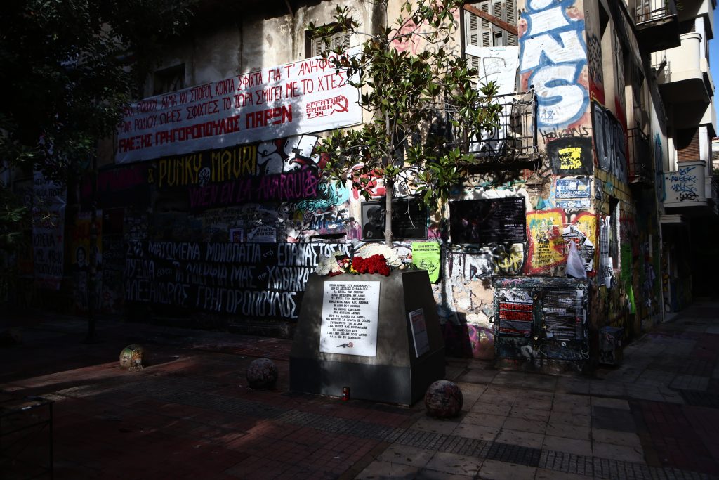 Επέτειος Γρηγορόπουλου: 17 χρόνια από τη δολοφονία – Συγκεντρώσεις υπό «δρακόντεια» μέτρα της ΕΛ.ΑΣ., ποιοι σταθμοί του Μετρό έκλεισαν